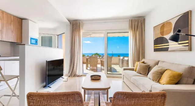 Апартаменты Beach apartment with terrace and private parking