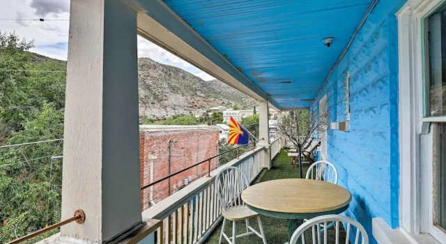 Bett im Wohnheim 6 Zimmer mit Balkon Walkable Group Getaway in Bisbee: 4-unit Bundle!