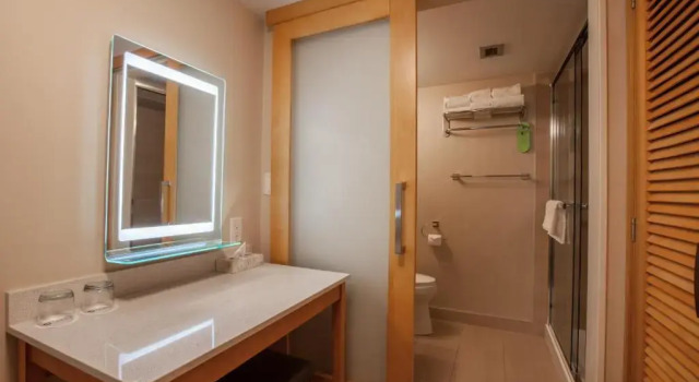 Четырёхместный номер Standard с балконом Coast Hillcrest Hotel