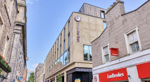 Premier Inn Edinburgh Cc Waverley, Забронировать Отель Отели Эдинбурга с парковкой, рядом с Национальный музей Шотландии, Парковка