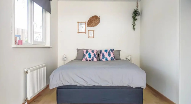 3 Bedroom Cozy Home In Heinkenszand, Book Hotel Goes 