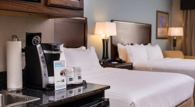 Четырёхместный номер Standard Holiday Inn Express & Suites Pittsburg by IHG