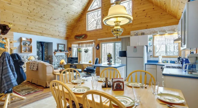 Коттедж Cozy Cabin on 10 Acres, Walk to Chippewa River!