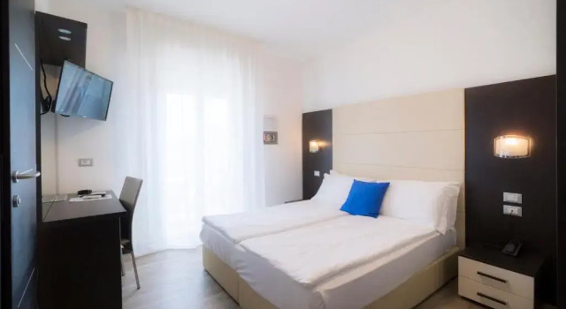 Четырёхместный номер Standard с балконом Hotel Bristol