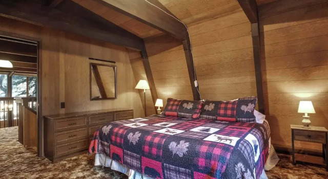 A Frame Hideaway | Floor to Ceiling Windows in the Pines, Забронировать Дом для отпуска Траки Скво-Вэлли, рядом с Поле для гольфа Coyote Moon