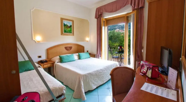 Четырёхместный номер Standard Hotel Savoia Sorrento