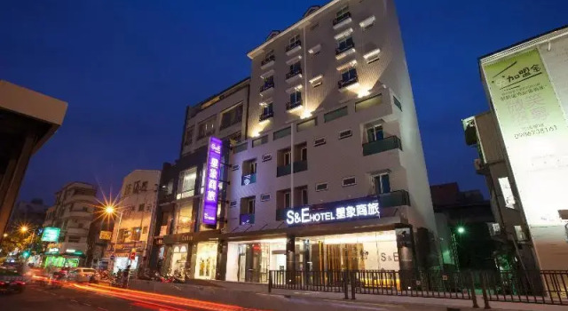 Кровать в общем номере S&E Hotel