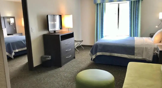 Четырёхместный люкс с 2 комнатами Days Inn & Suites by Wyndham East Flagstaff