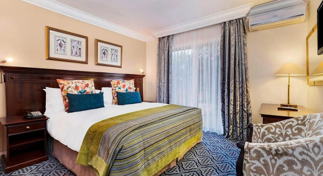 Люкс с 2 комнатами Protea Hotel by Marriott Johannesburg Balalaika Sandton