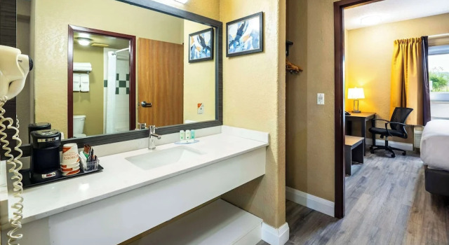 Двухместный люкс Quality Inn & Suites