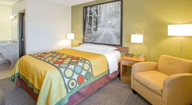 Suite Super 8 by Wyndham Windsor/Madison North
