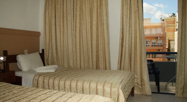 Трёхместный номер Standard с балконом и с видом на город Danaos Hotel