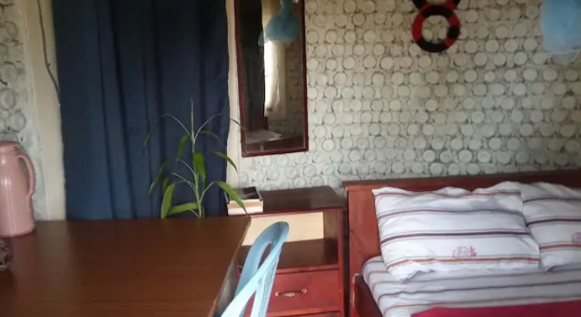 Номер Standard Plastic Bottles House