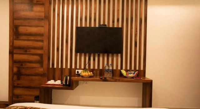 Hotel Bhairav Bagh -100 Mtr from Celebration Mall, Забронировать Отель Отели штата Раджастхана с парковкой, Парковка