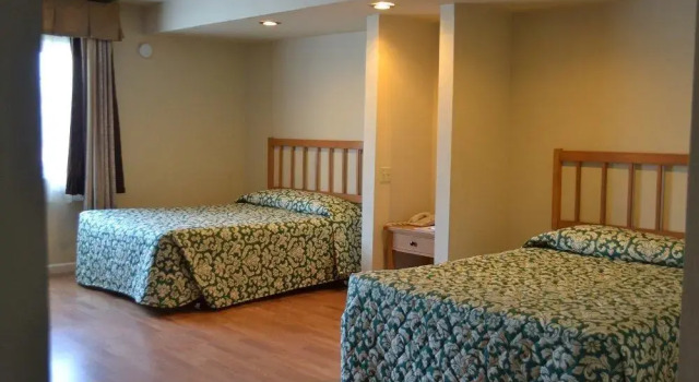 Четырёхместный номер Standard с балконом SeaSide Inn & Suites