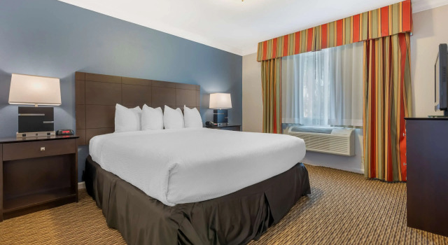 Двухместный люкс с 2 комнатами Best Western Colonial Inn