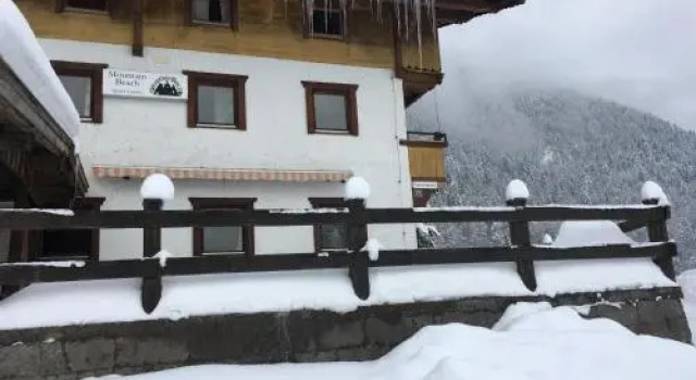 Mountain Blast Guest House, Rezerwuj Pensjonat Hotele w Tyrol z parkingiem, Parking