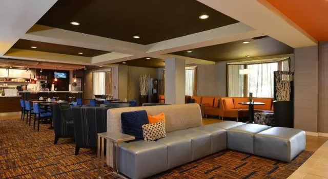 Кровать в общем номере Courtyard by Marriott Bentonville