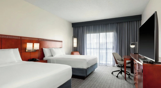 Четырёхместный номер Standard с балконом Courtyard by Marriott Minneapolis-St. Paul Airport
