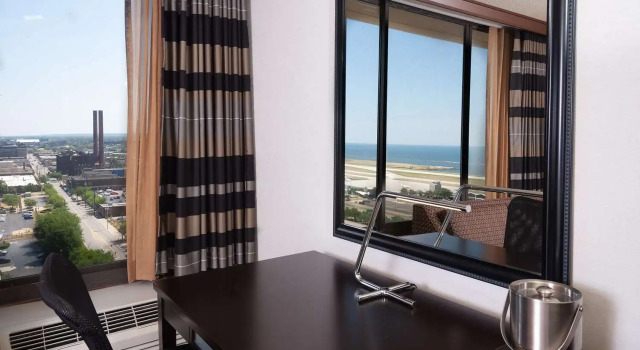Двухместный люкс с 2 комнатами DoubleTree by Hilton Hotel Cleveland Downtown - Lakeside