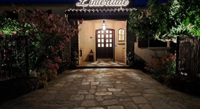 Gîte L'Interlude, Book Hotel Hoteller i Mons med parkering, Parkering