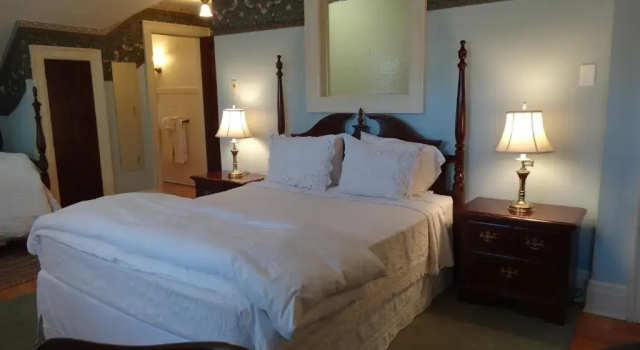 Трёхместный номер Standard Stone Chalet Bed & Breakfast Inn