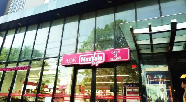 Cozy Thonglor by Pat