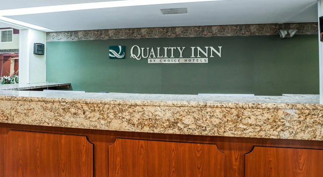 Quality Inn Milwaukee/Brookfield, Book Hotel Hoteller i Brookfield med pool, Swimmingpool