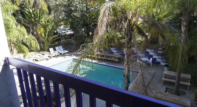 Кровать в общем номере с балконом Billabong Backpackers Resort