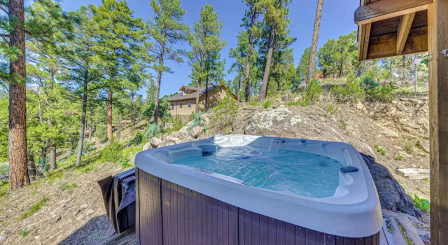 Коттедж Scenic Ruidoso Escape w/ Hot Tub & Mountain View!