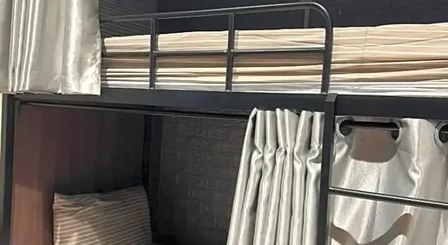 Кровать в общем номере с 6 комнатами Hanoi Luxury Hotel