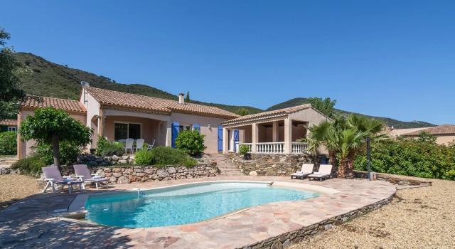 Spacious Villa in Roquebrun with Swimming Pool, Rezervasyon Villa Roquebrun Hérault