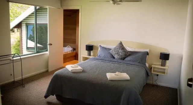 Karri Mia Chalets and Studios, Book Chalet Shadforth Western Australia