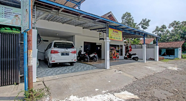 SPOT ON 91506 Guest House Putri Raja