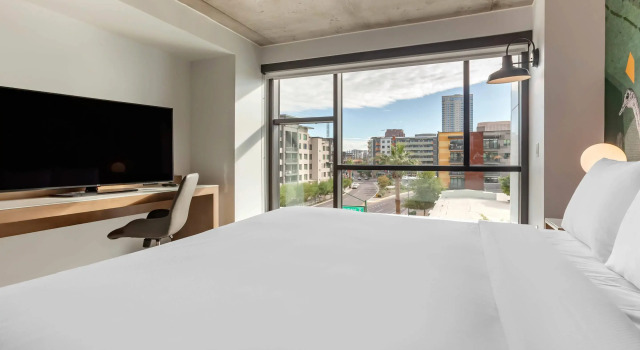 Двухместный люкс Cambria Downtown Phoenix Convention & Airport Hotel