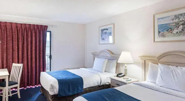 Четырёхместный номер Standard с балконом Econo Lodge Inn & Suites Rehoboth Beach