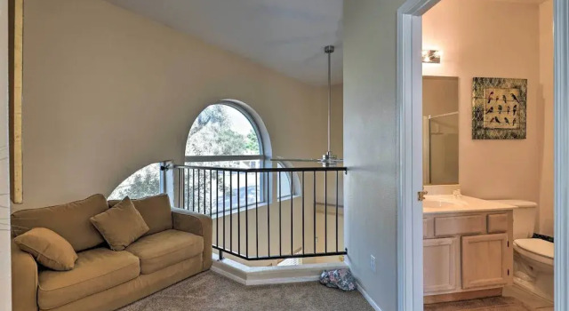 Апартаменты с 2 комнатами с балконом Phoenix Townhome w/ Pool Access, 13 Mi to Old Town