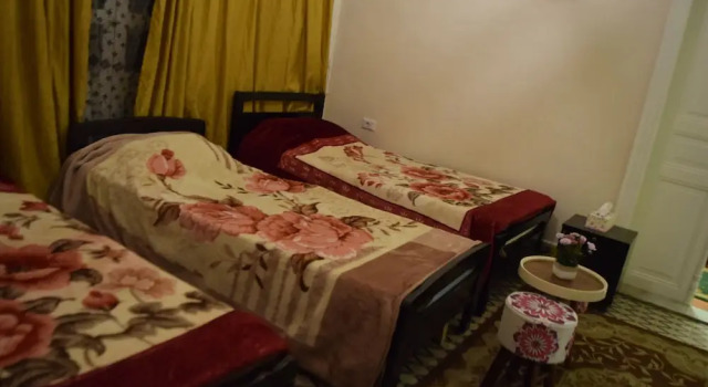 Кровать в общем номере с балконом City Guest House