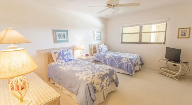 Gulf and Bay Club- D404 2 Bedrooms 2 Bathrooms Condo, Забронировать Апартаменты/квартира Отели Сиеста-Ки с парковкой, Парковка
