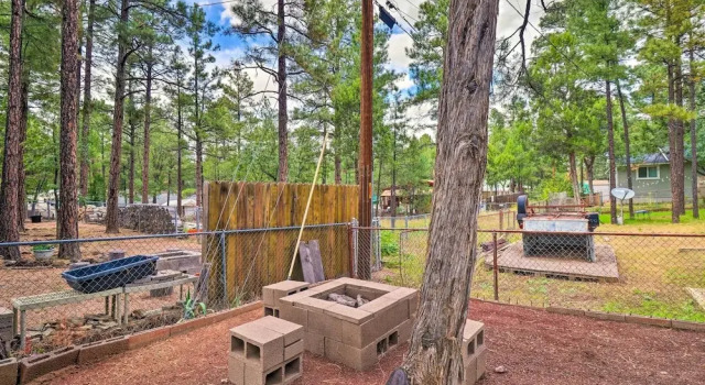 Коттедж Show Low Cabin w/ Fire Pit: Near Hiking!