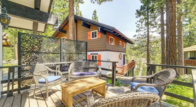 Коттедж Walk to Diamond Peak: Luxe Chalet w/ Mtn-view Deck