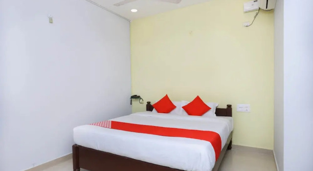 Номер Standard OYO 12765 Hotel Golden Rooms