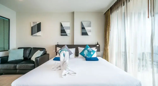 Люкс Classic Apartments at The Bliss Condo by Lofty