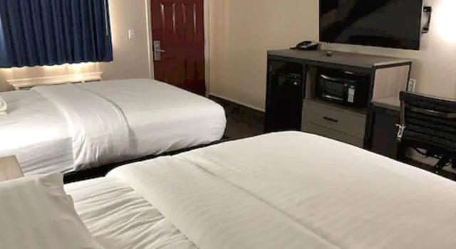 Четырёхместный номер Comfort Travelers Inn and Suites Wharton
