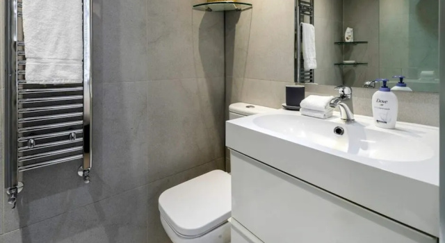 Апартаменты с 2 комнатами с балконом Elegant Earl's Court 2 bed 2 Bath Near Tube