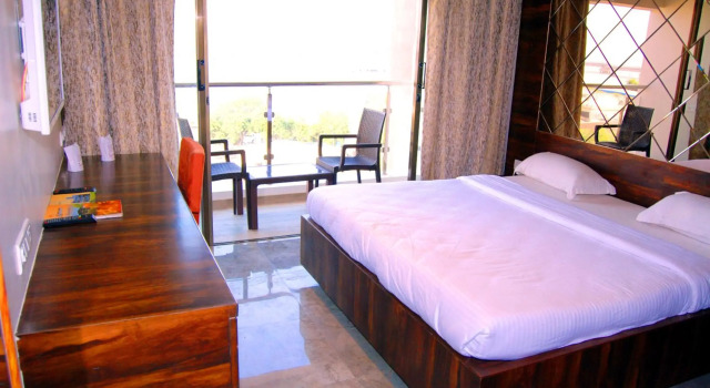 Hotel Apaar with Sea Face Garden Restaurant