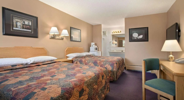 Четырёхместный номер Standard Travelodge by Wyndham Moose Jaw