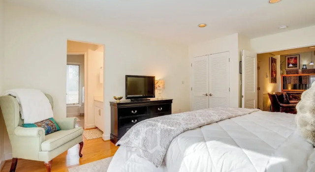 The White Elephant Inn Getaway w/ Pool & Hot Tub!, Buchen Sie Ferienwohnung Charlottesville Shenandoah National Park