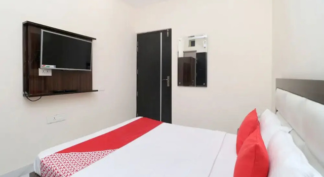 OYO 18476 Woods Inn, Varaa Hotelli Zirakpur Haryana