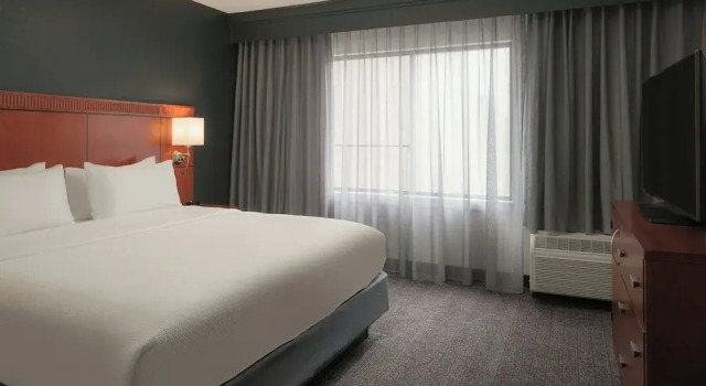Люкс c 1 комнатой Courtyard by Marriott Louisville East
